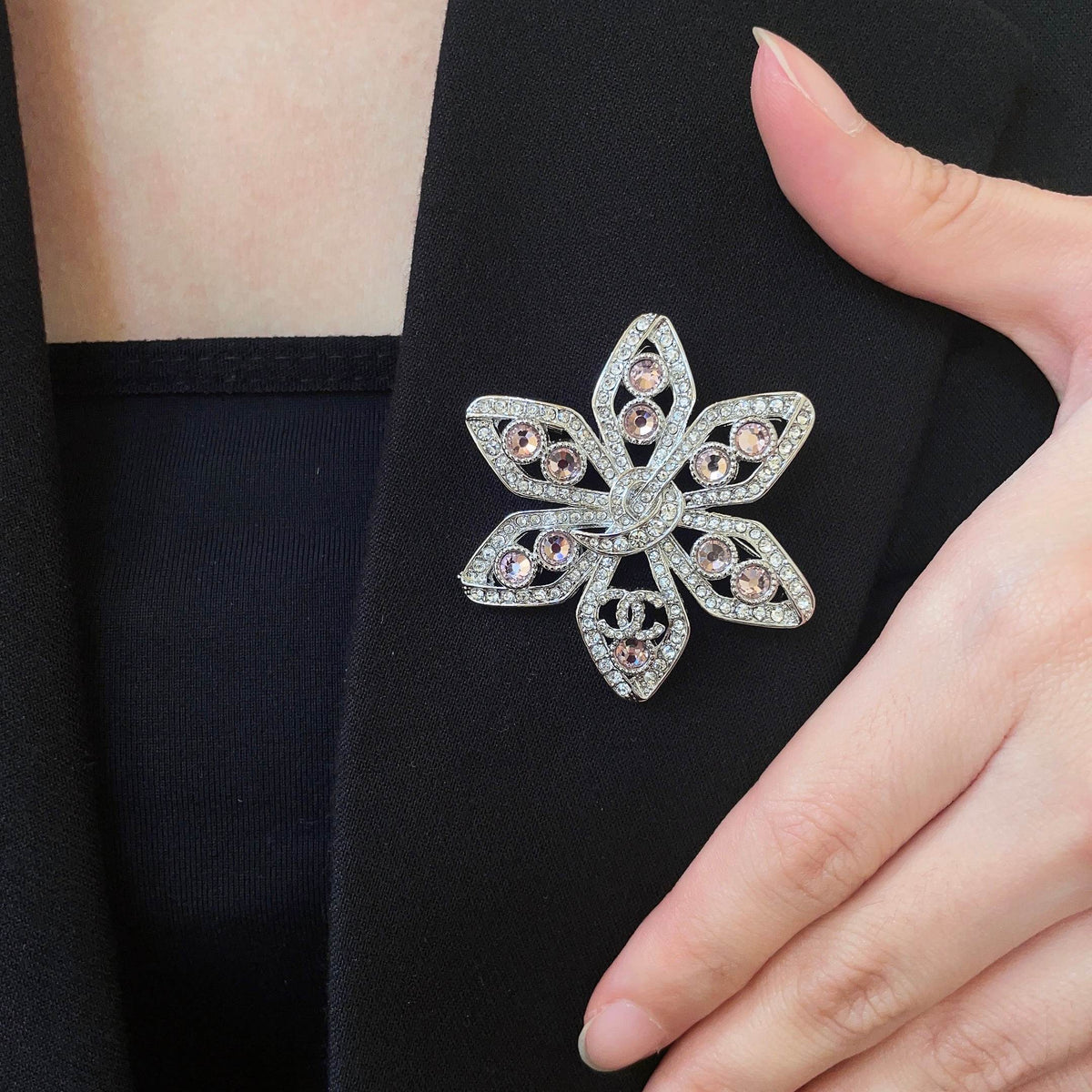 Pearl Brooch in Polished Metal-Tone – Pearl Detail – Design 006 main product view