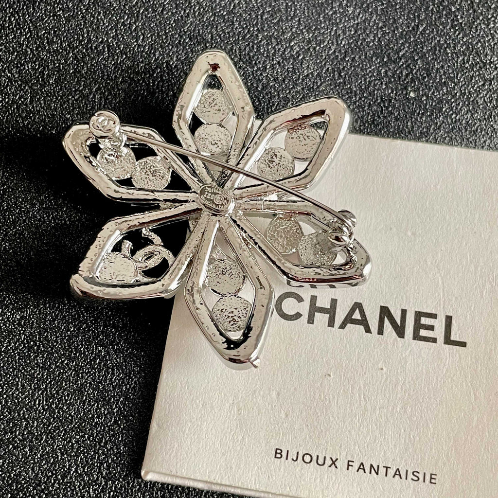 Pearl Brooch in Polished Metal-Tone – Pearl Detail – Design 006 main product view