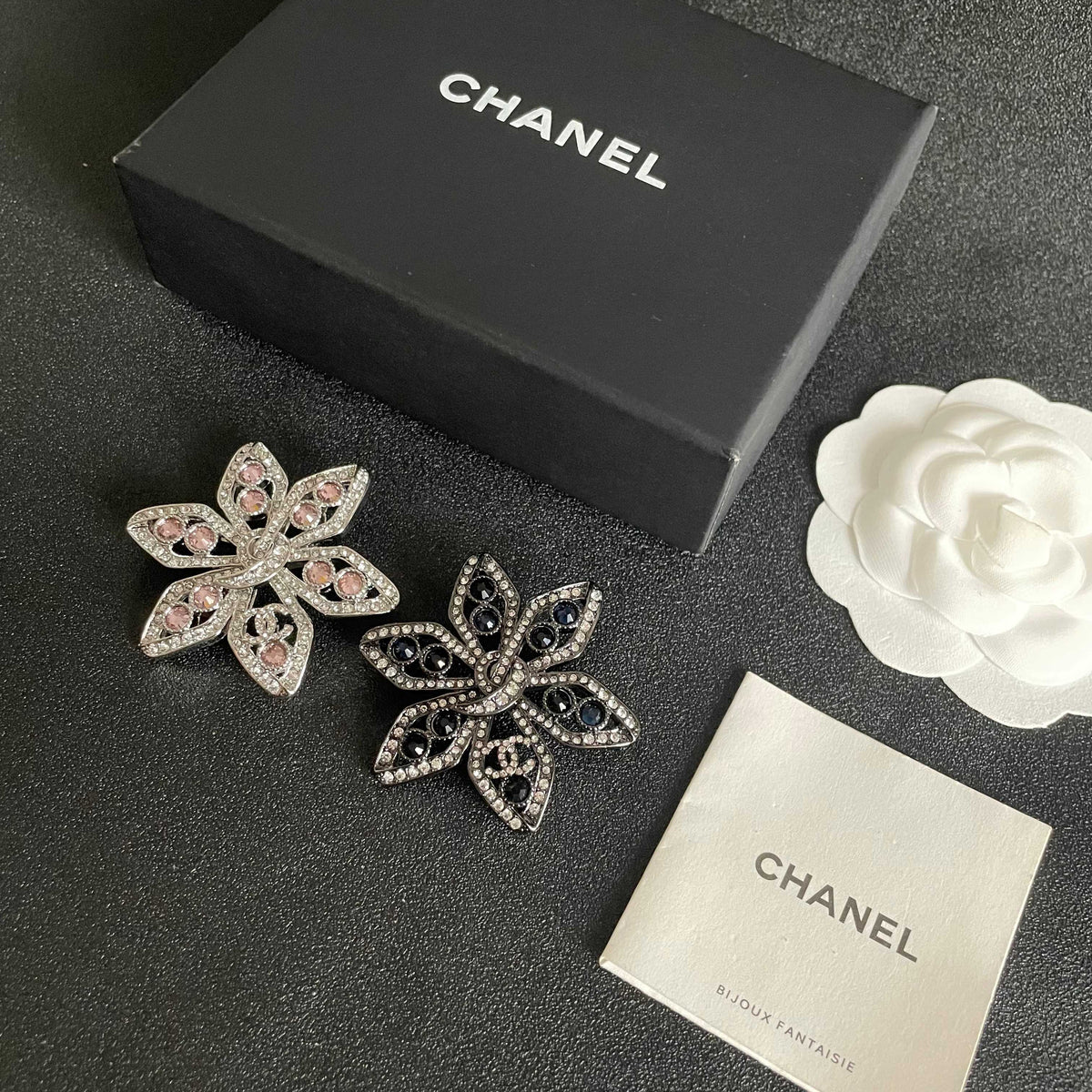 Pearl Brooch in Polished Metal-Tone – Pearl Detail – Design 005 close-up detail