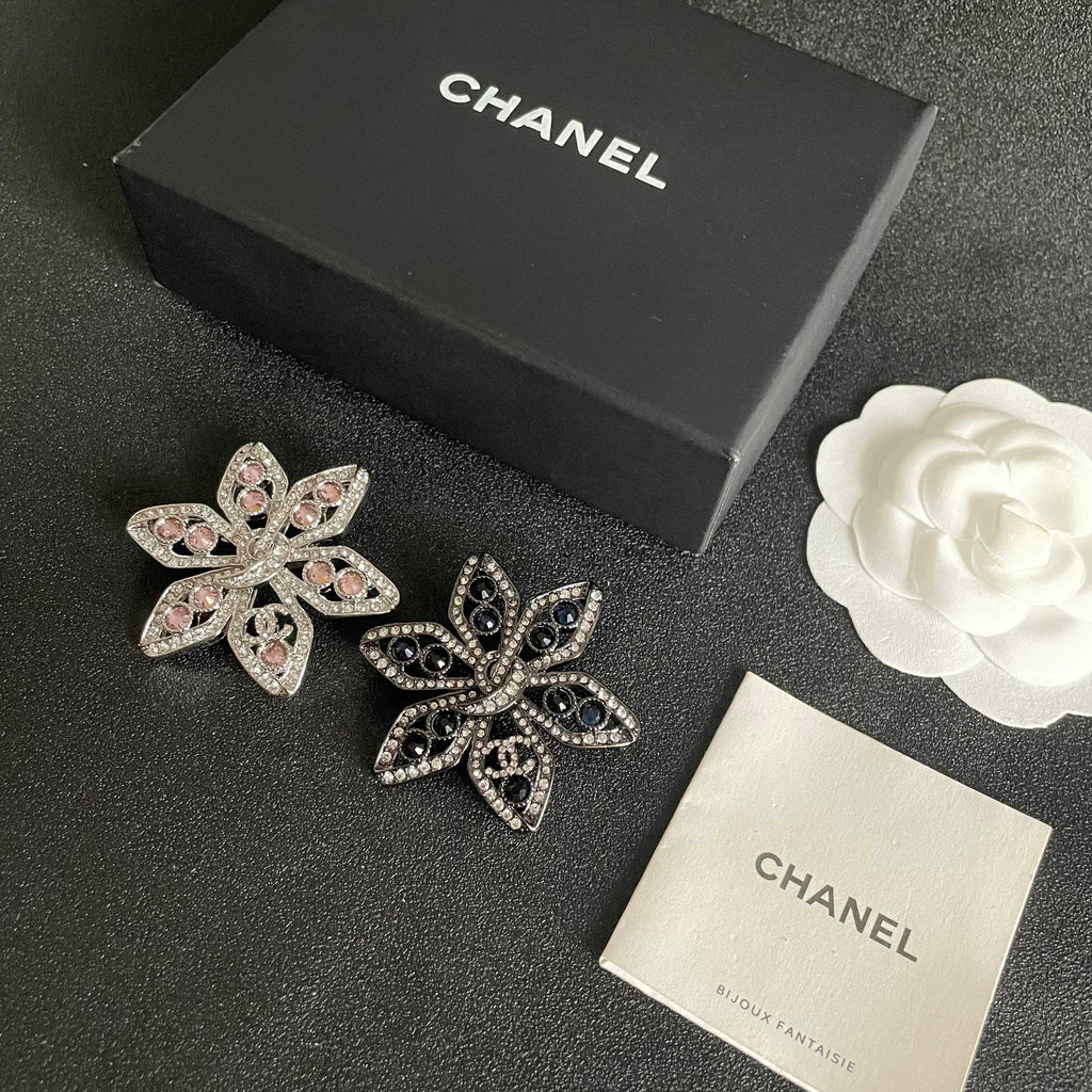 Pearl Brooch in Polished Metal-Tone – Pearl Detail – Design 006 side detail