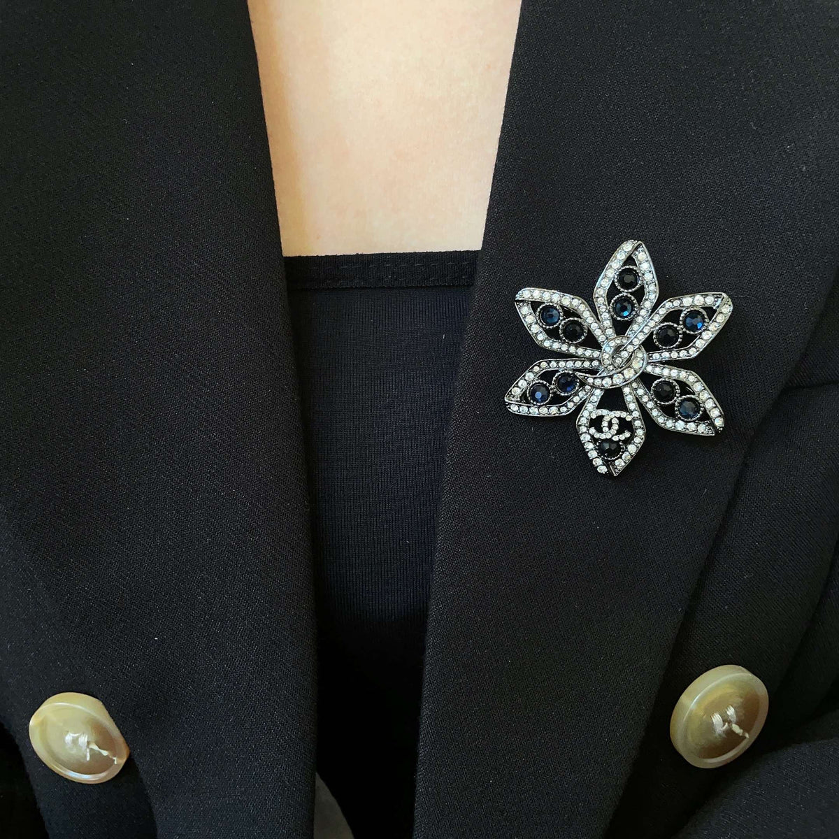 Pearl Brooch in Polished Metal-Tone – Pearl Detail – Design 005 front product view