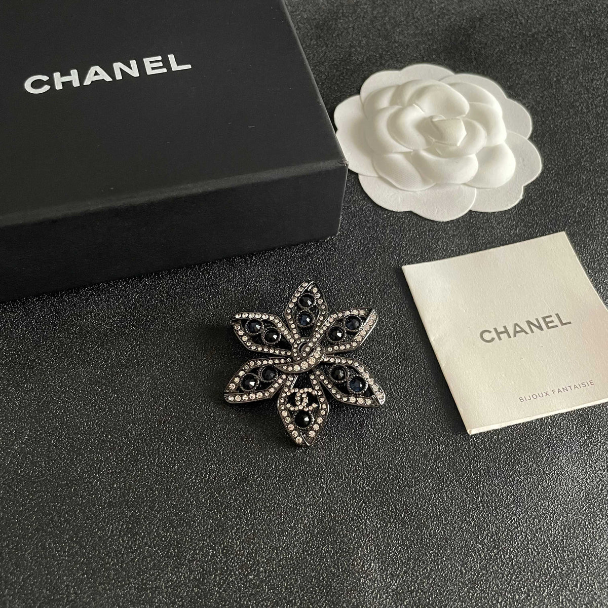 Pearl Brooch in Polished Metal-Tone – Pearl Detail – Design 005 styled product view