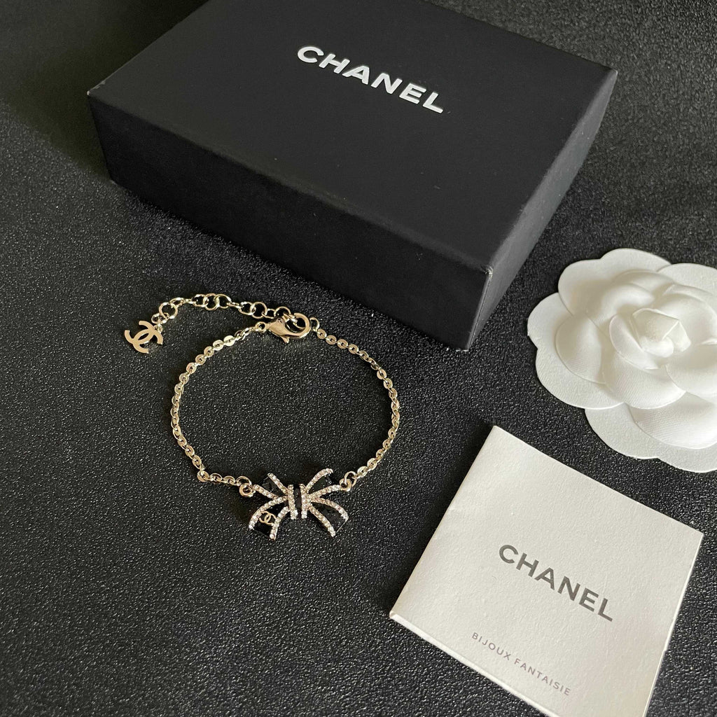 Double-C Emblem Bracelet in Polished Metal-Tone – Design 007 close-up detail