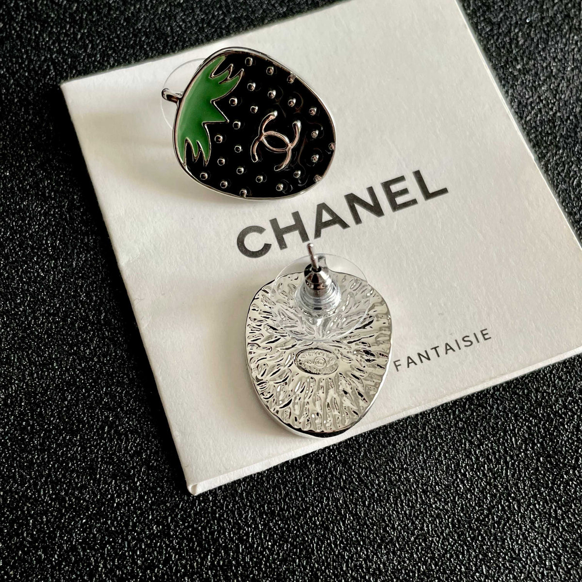 Double-C Emblem Stud Earrings in Polished Metal-Tone – Design 293 main product view