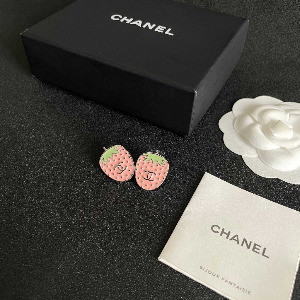 Double-C Emblem Stud Earrings in Polished Metal-Tone – Design 292 close-up detail