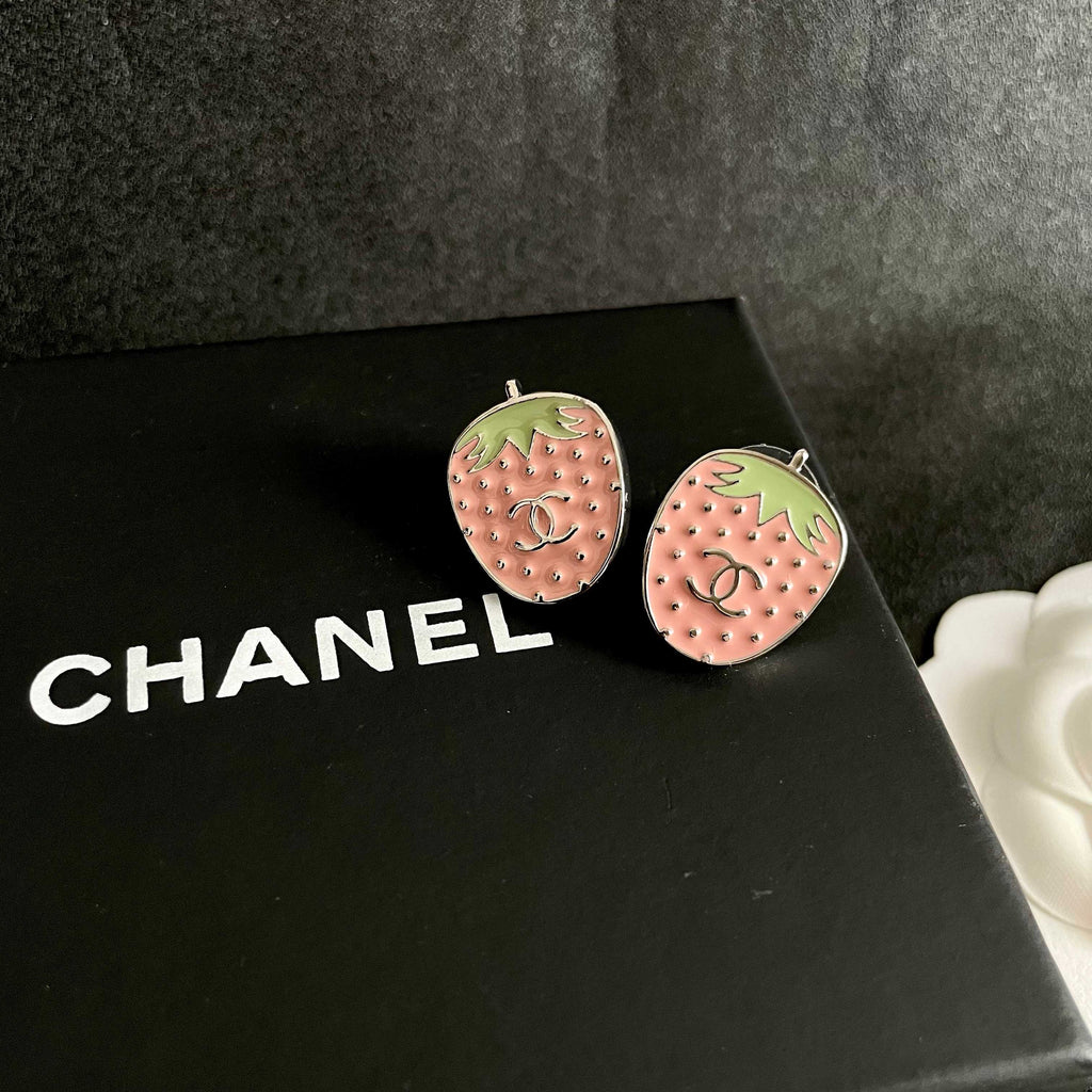 Double-C Emblem Stud Earrings in Polished Metal-Tone – Design 292 detail view