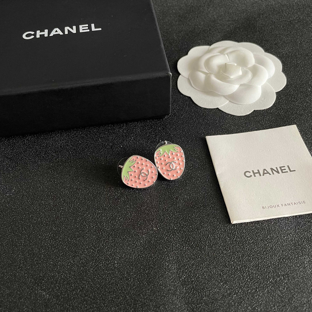 Double-C Emblem Stud Earrings in Polished Metal-Tone – Design 292 styled product view