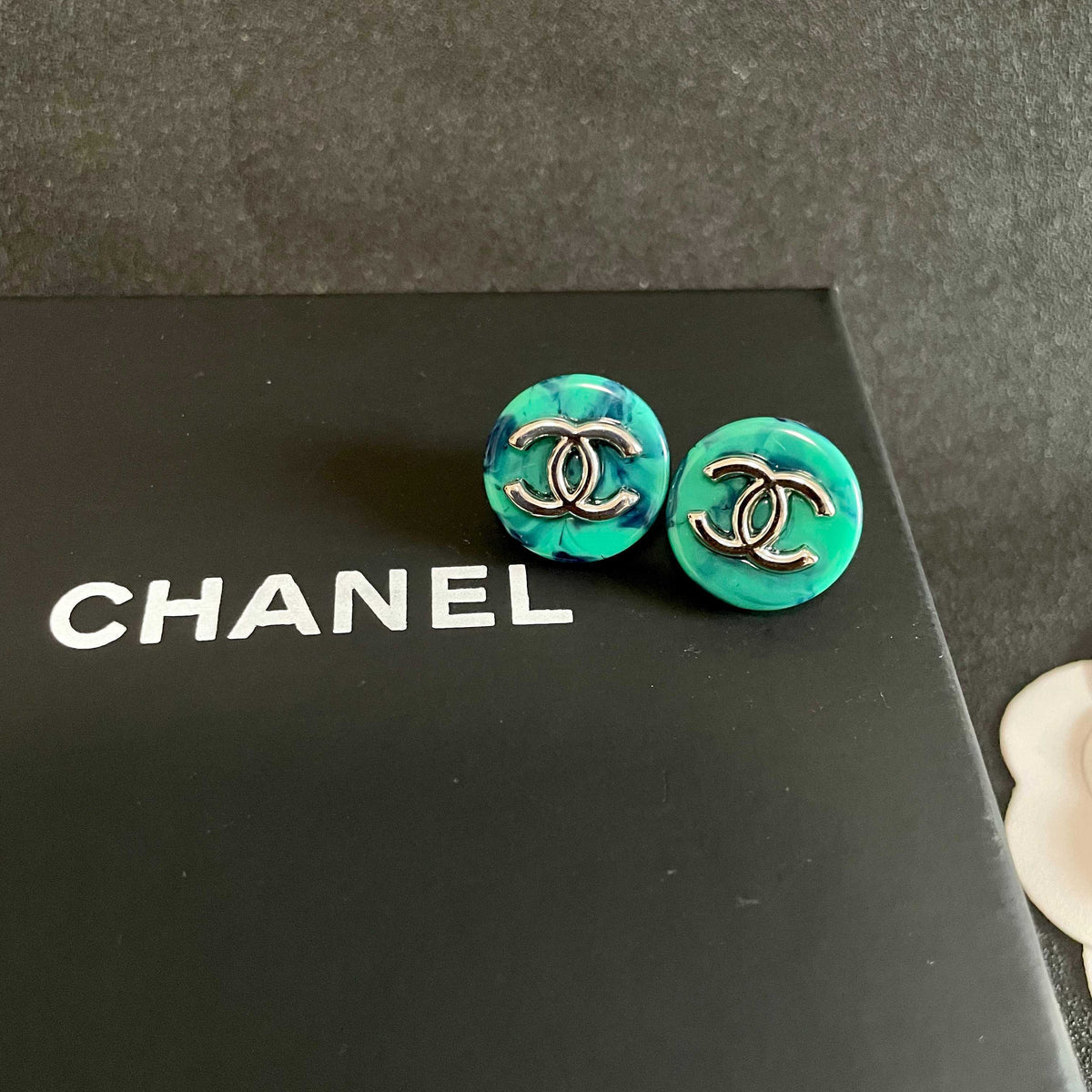 Double-C Emblem Stud Earrings in Polished Metal-Tone – Design 290 detail view