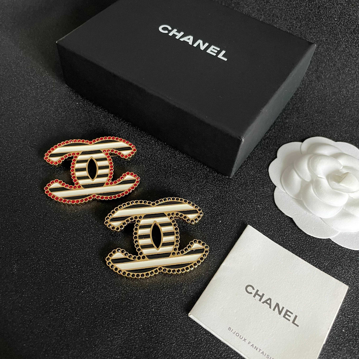 Double-C Emblem Brooch in Polished Metal-Tone – Design 065 side detail