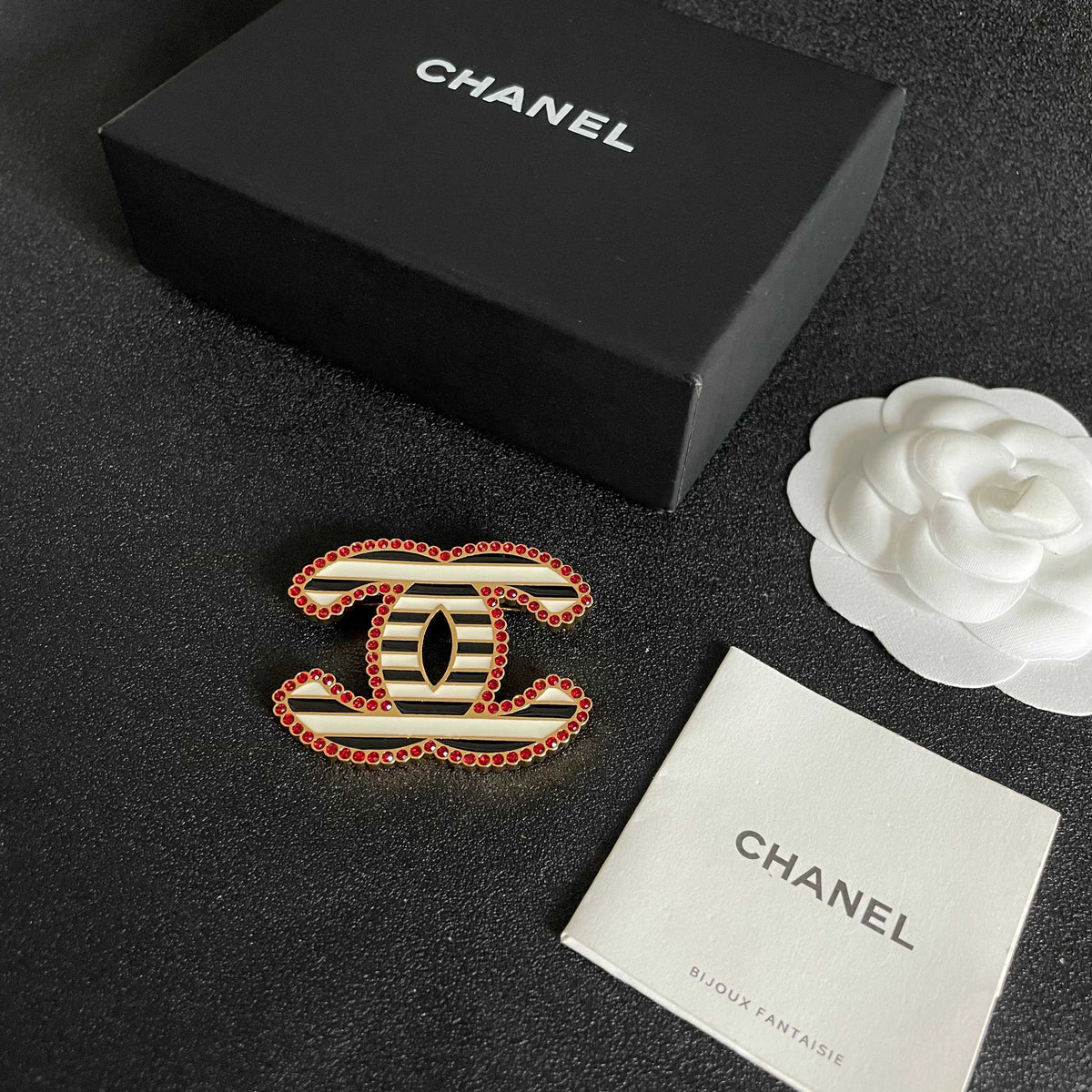 Double-C Emblem Brooch in Polished Metal-Tone – Design 045 close-up detail