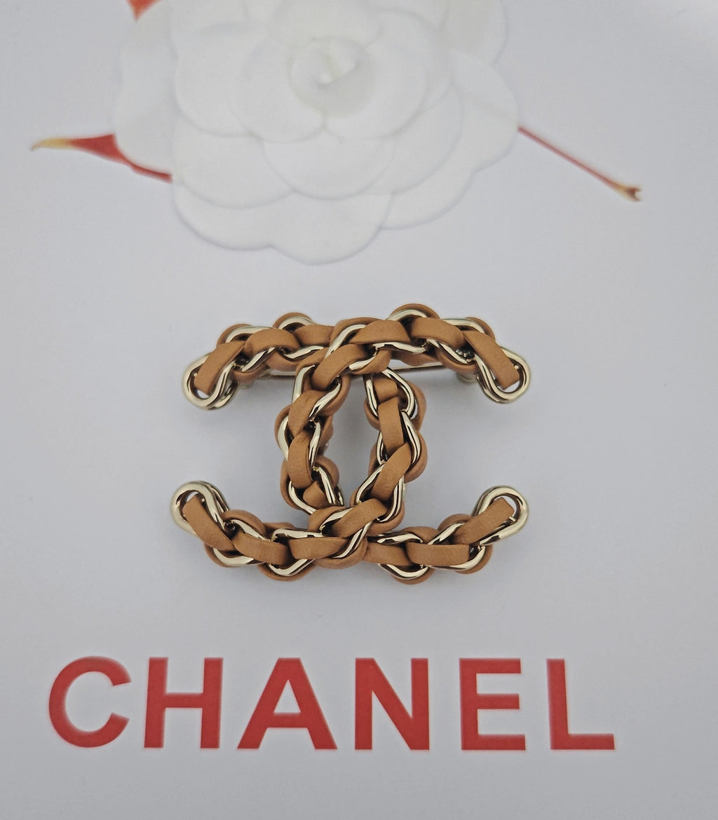 Signature Emblem Brooch in Gold-Tone – Design 011 side detail