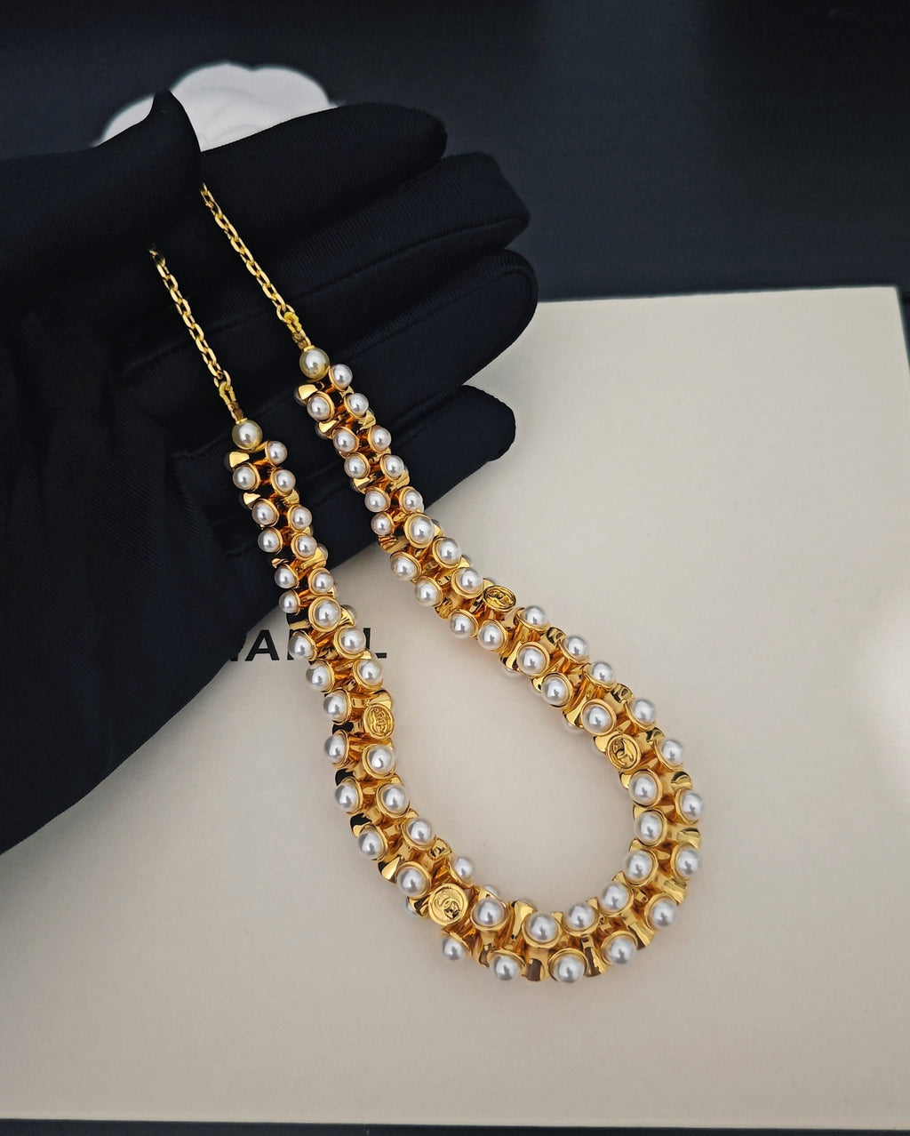 Pearl Pearl-Detail Pendant Necklace – Pearl Detail – Design 051 detail view