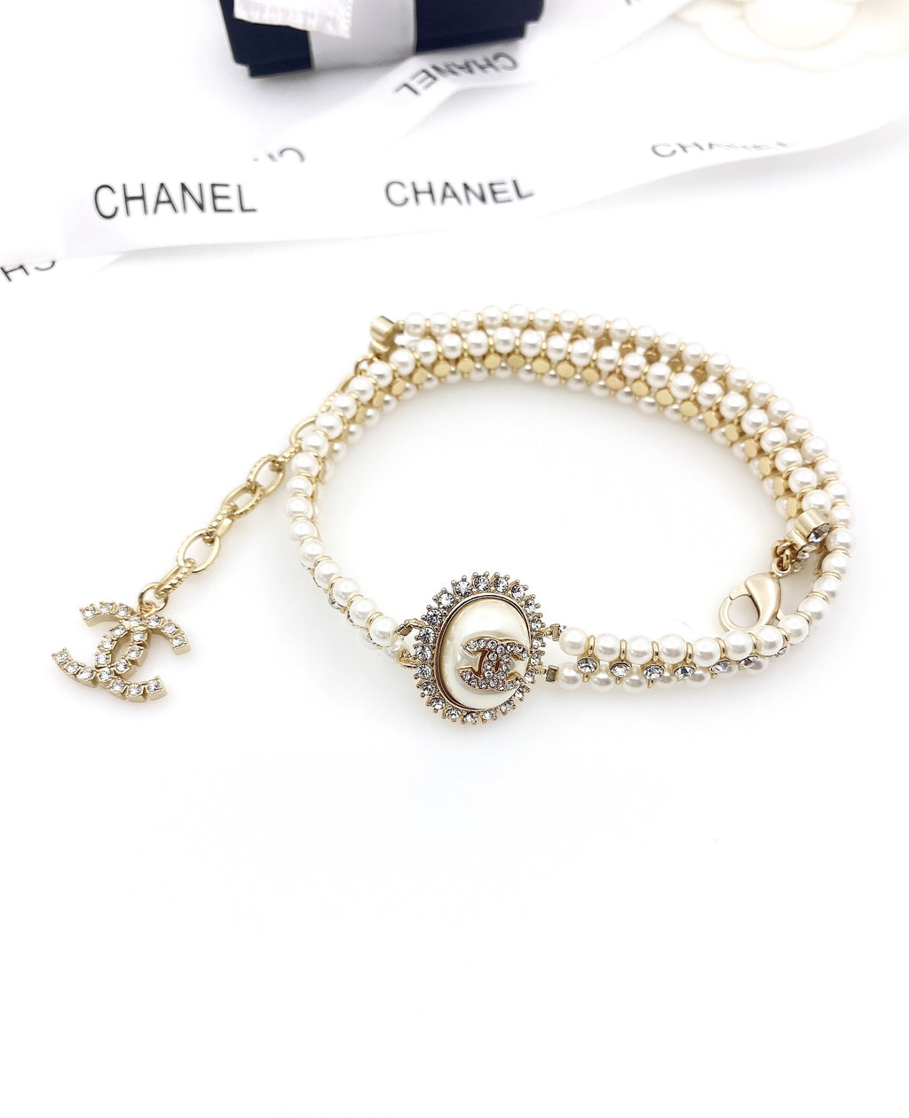 Pearl Pearl-Detail Pendant Necklace – Pearl Detail – Design 046 detail view