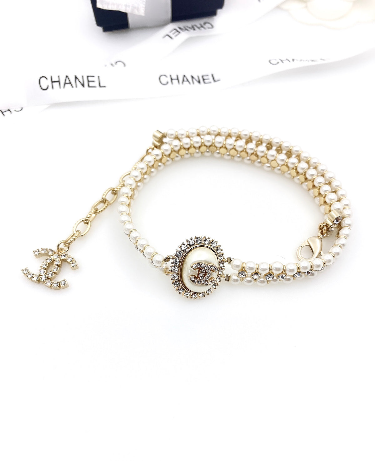 Pearl Pearl-Detail Pendant Necklace – Pearl Detail – Design 046 detail view