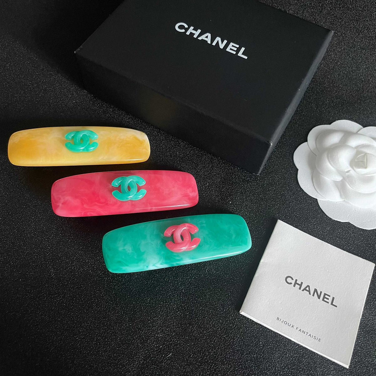 Double-C Emblem Hair Clip – Design 023 side detail