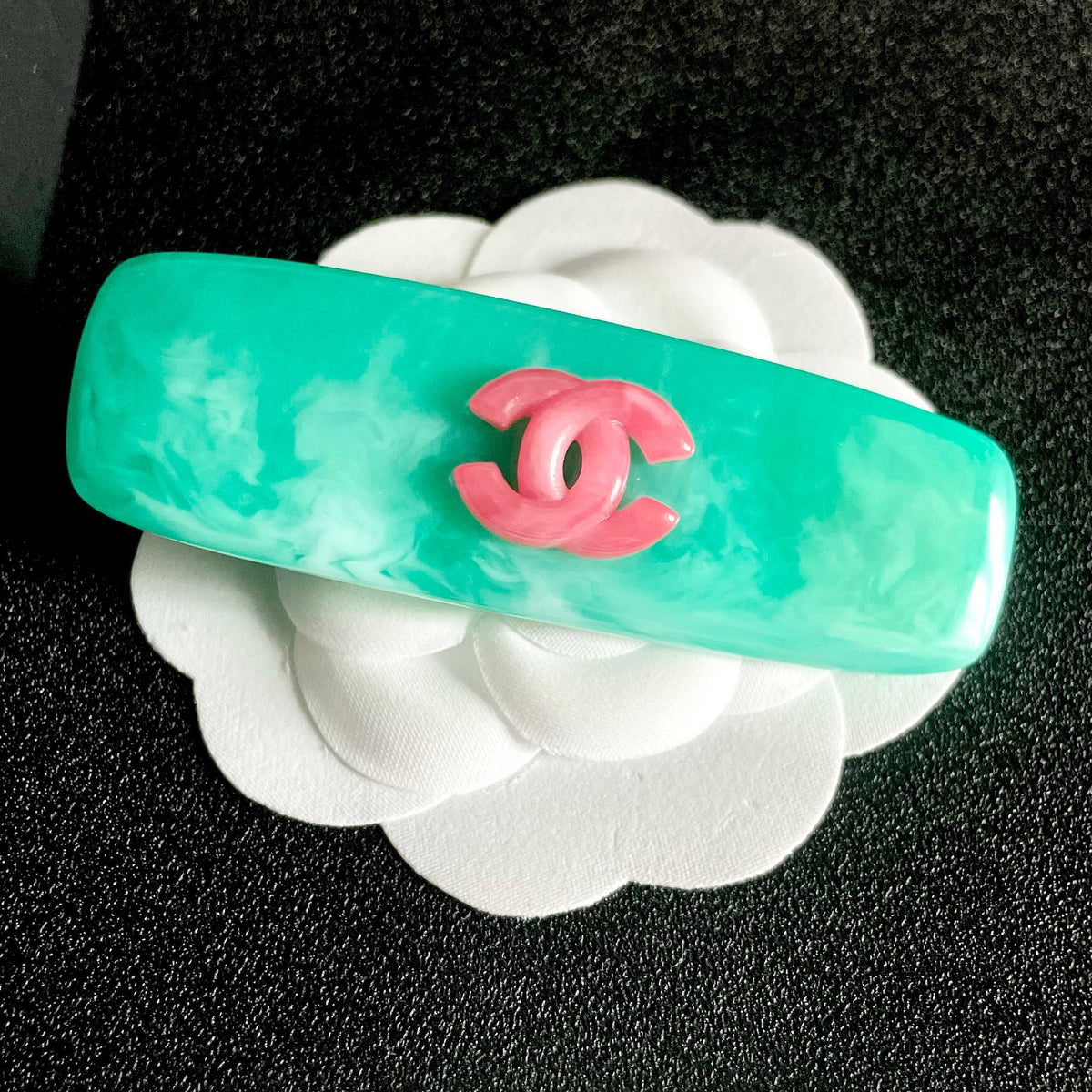 Double-C Emblem Hair Clip – Design 024 front product view