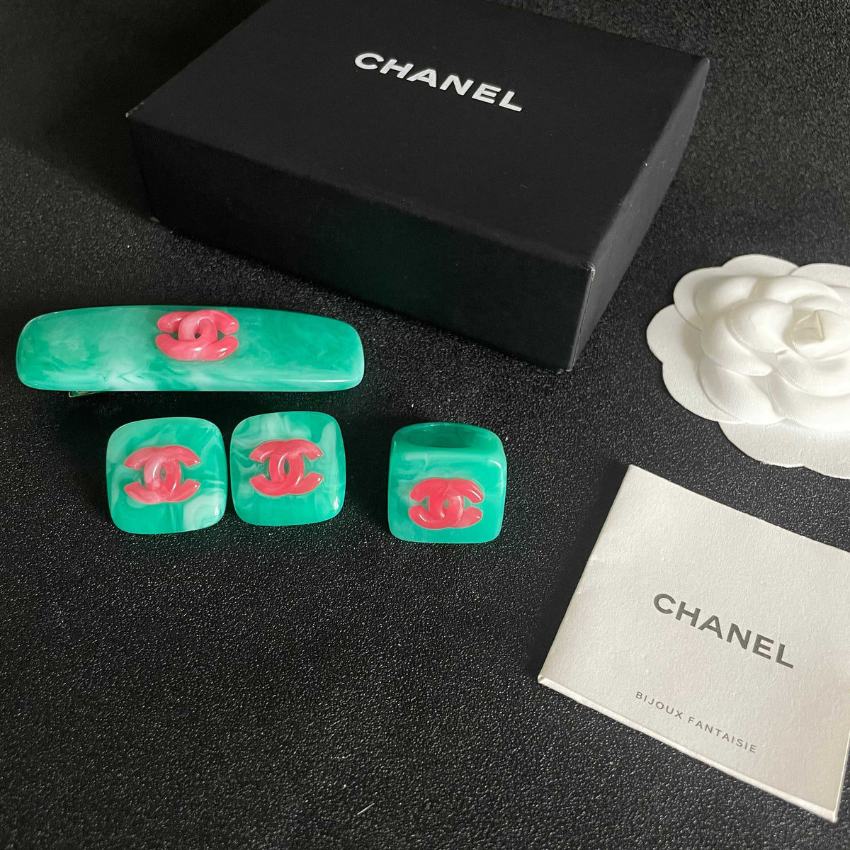 Double-C Emblem Hair Clip – Design 029 side detail