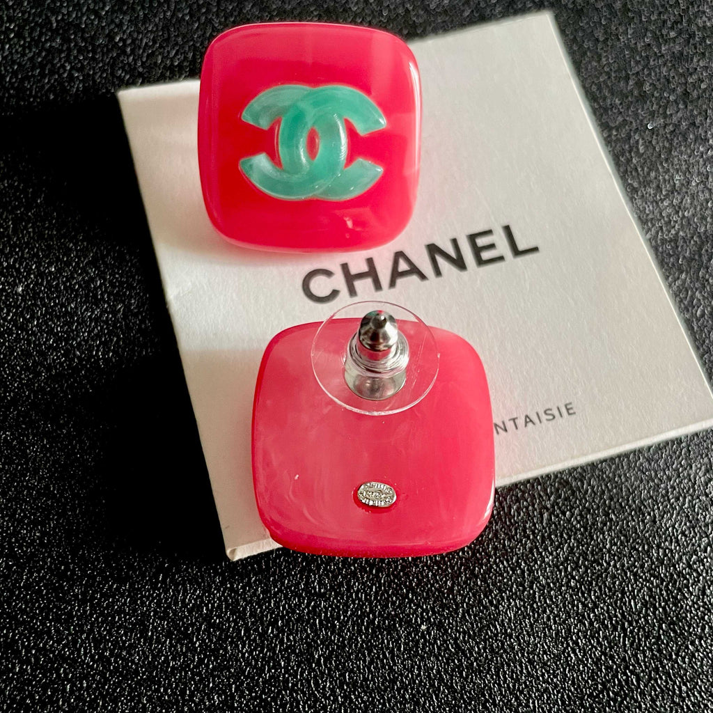 Double-C Emblem Stud Earrings in Polished Metal-Tone – Design 320 main product view