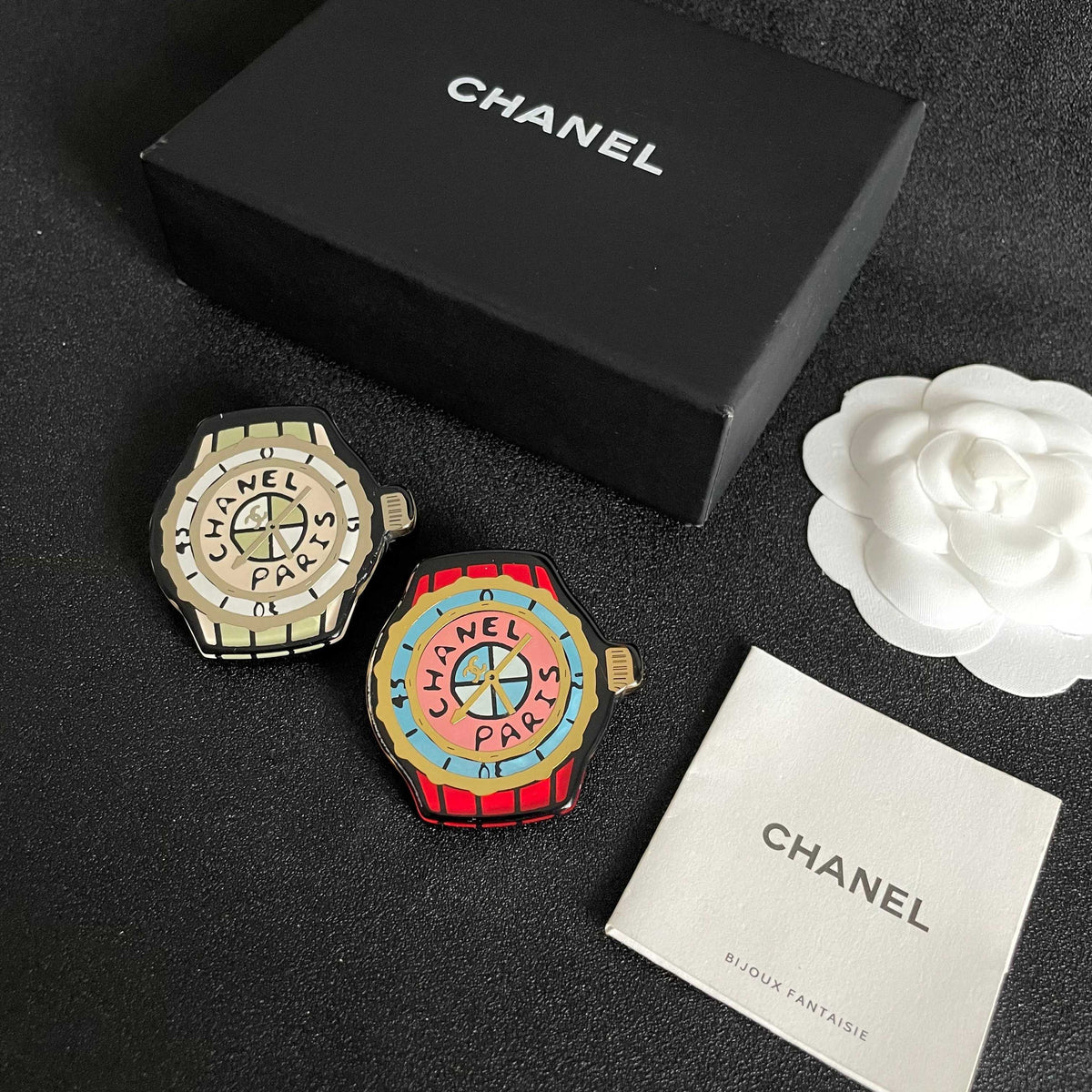 Double-C Emblem Brooch in Polished Metal-Tone – Design 005 close-up detail