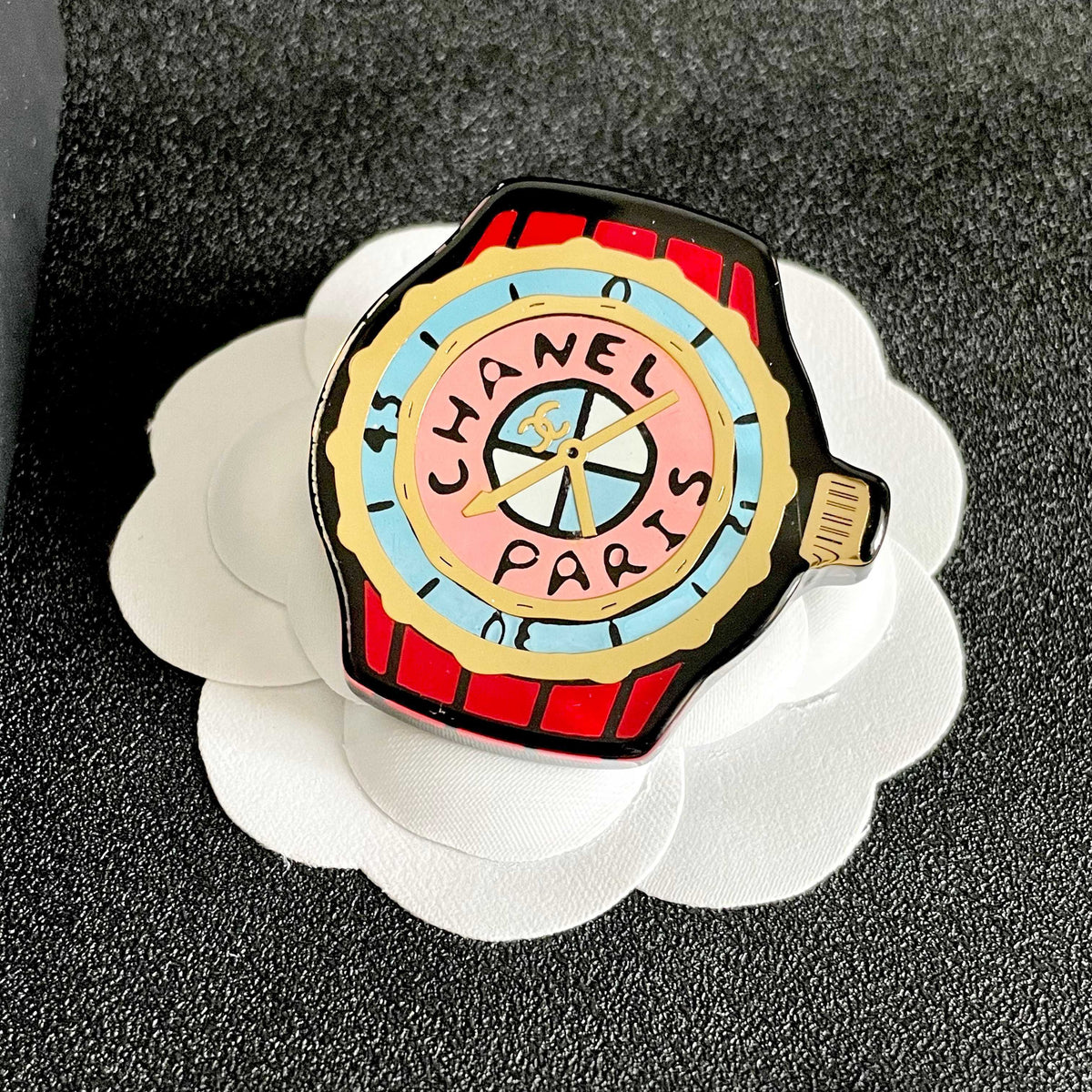Double-C Emblem Brooch in Polished Metal-Tone – Design 051 front product view