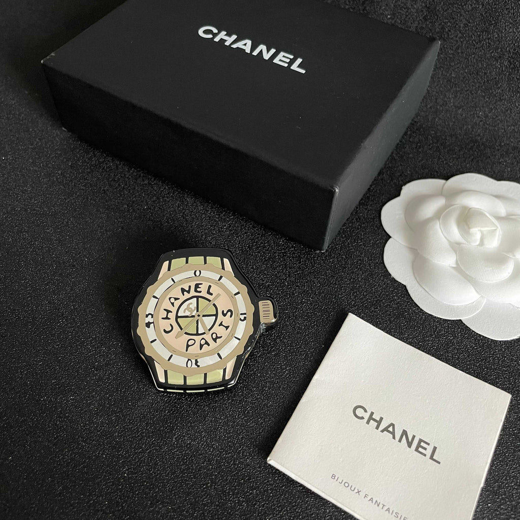 Double-C Emblem Brooch in Polished Metal-Tone – Design 004 close-up detail