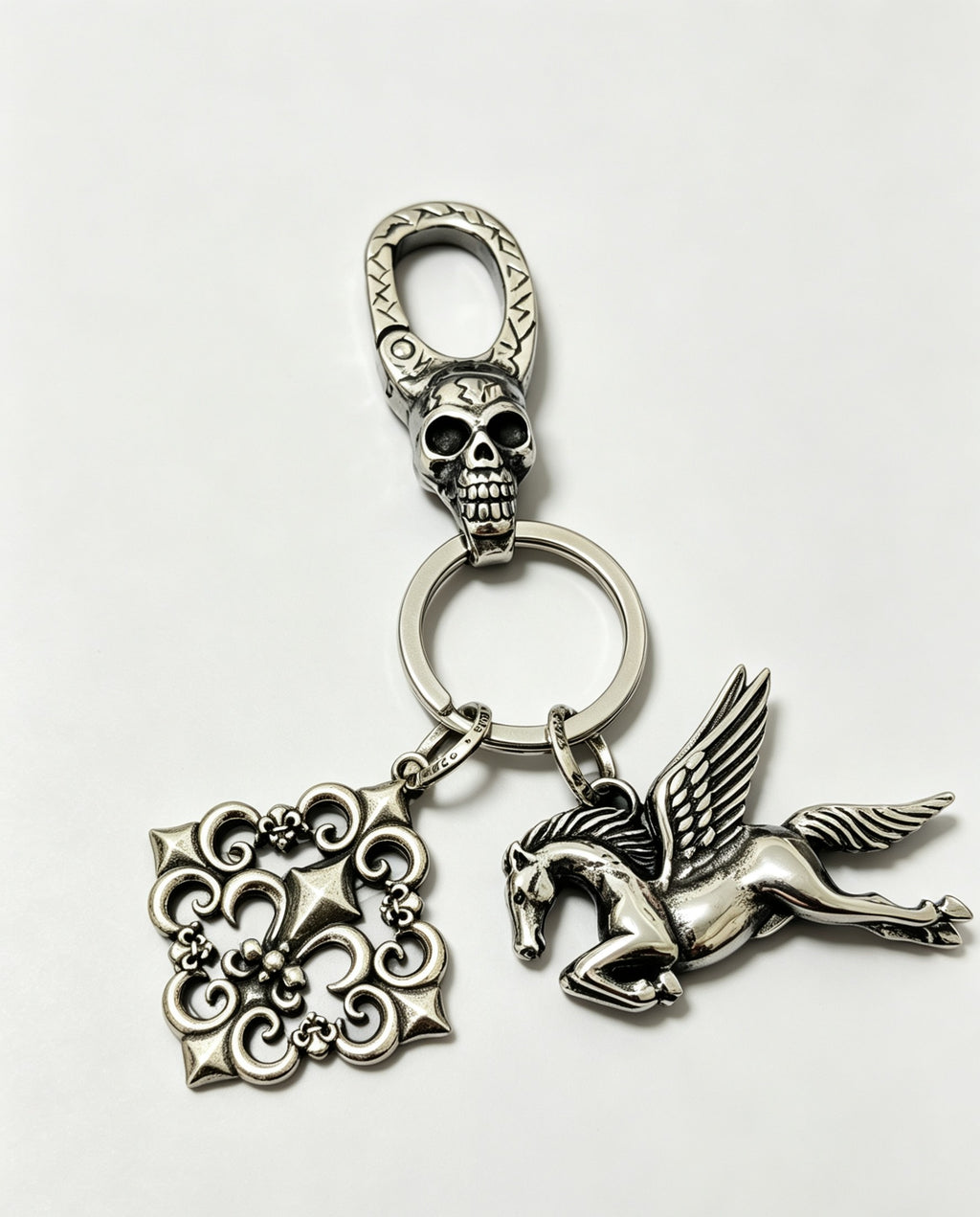 Skull Keychain in Antique Silver-Tone – Design 03 detail view