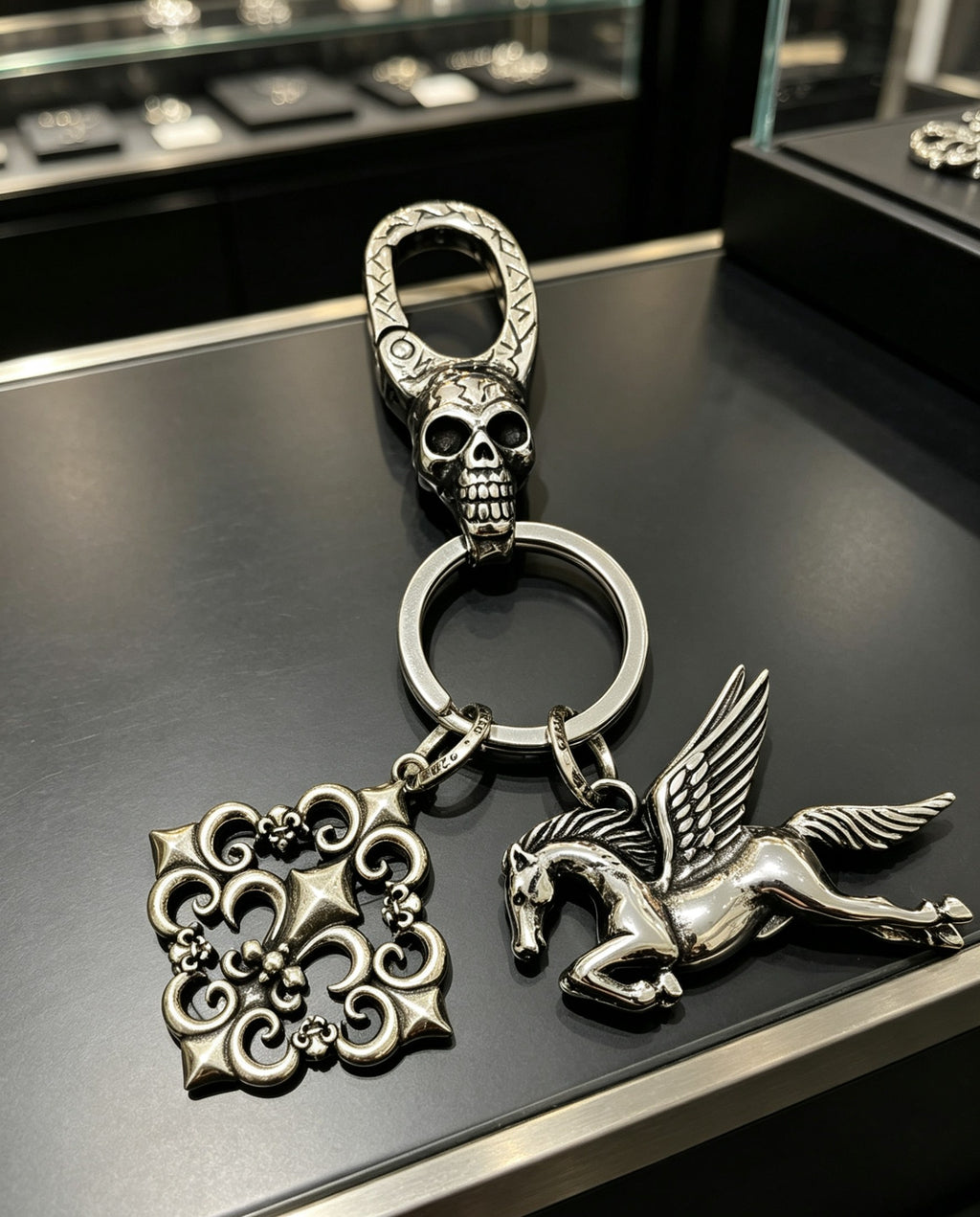 Skull Keychain in Antique Silver-Tone – Design 03 side detail