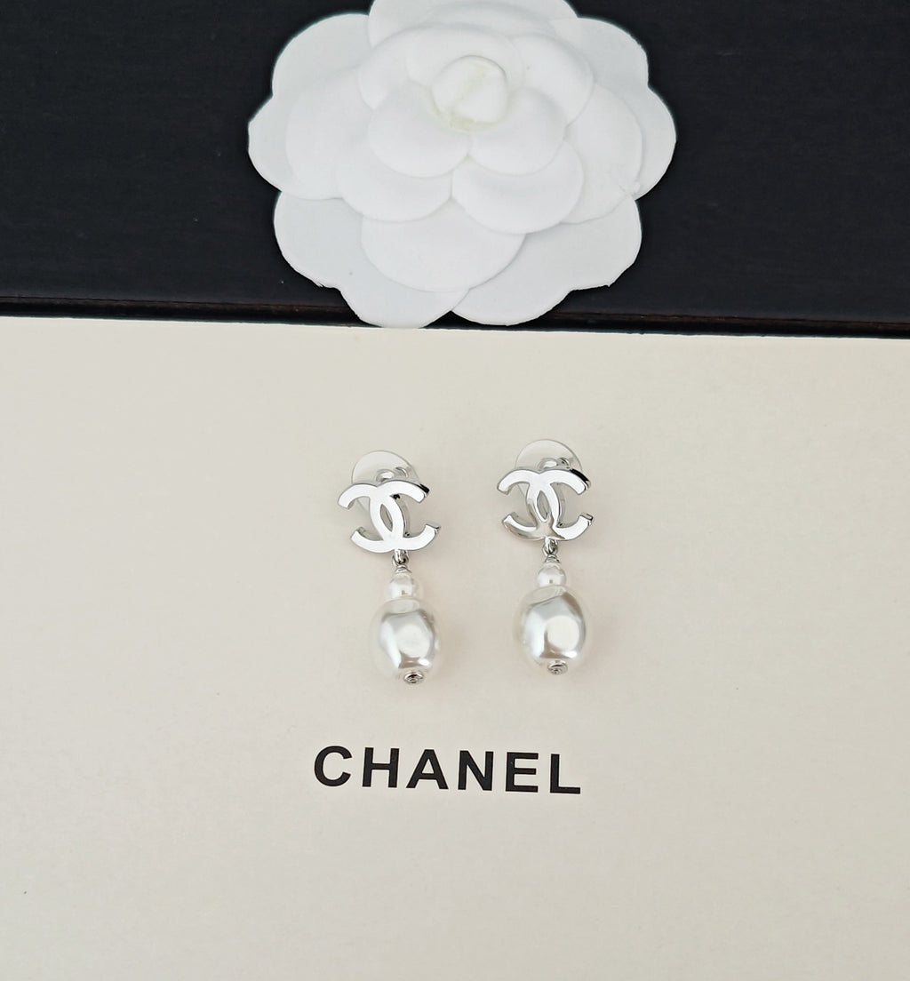 Pearl Pearl-Detail Statement Earrings – Pearl Detail – Design 004 side detail