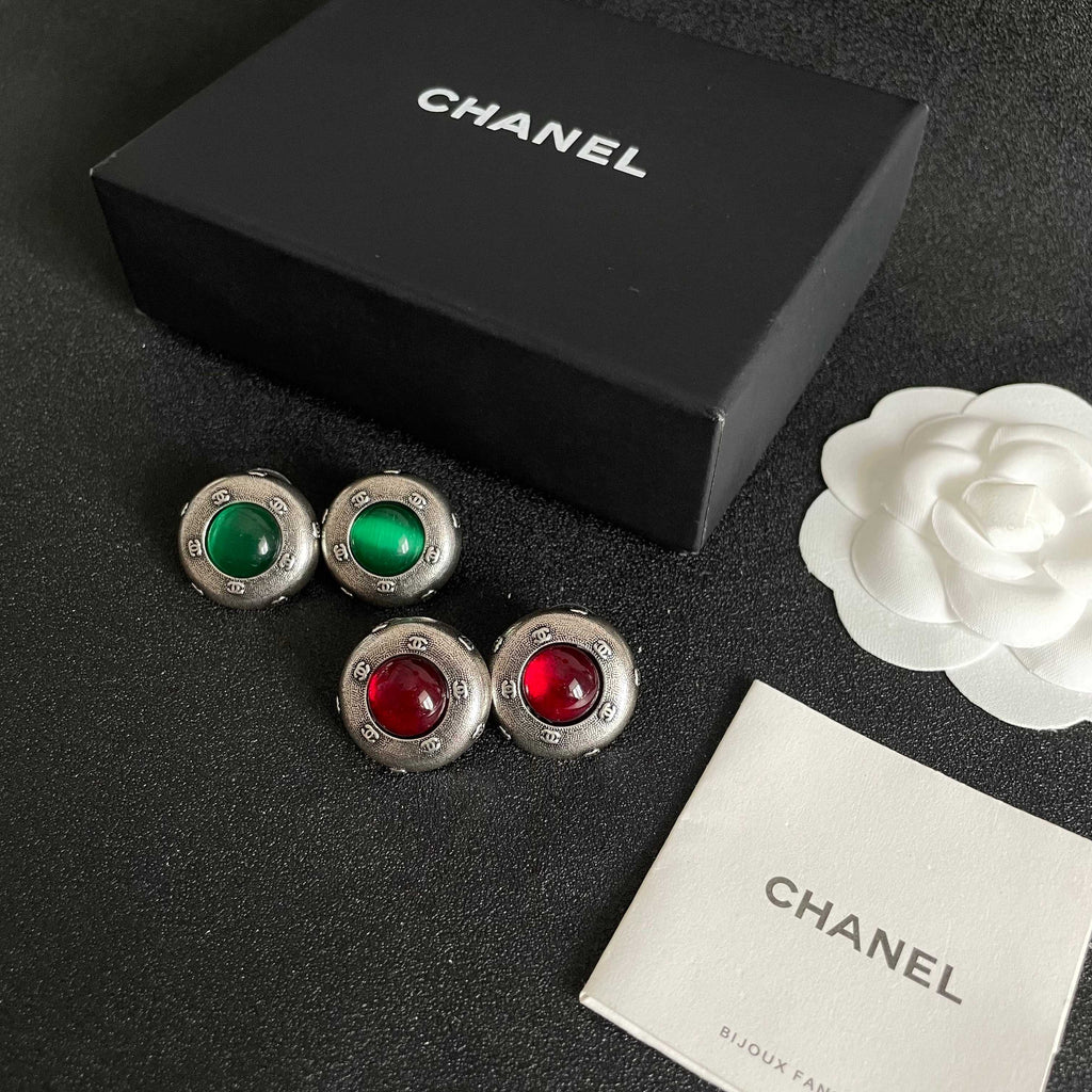 Double-C Emblem Stud Earrings in Polished Metal-Tone – Design 354 close-up detail