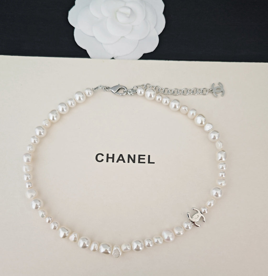 Pearl Pearl-Detail Pendant Necklace – Pearl Detail – Design 031 side detail