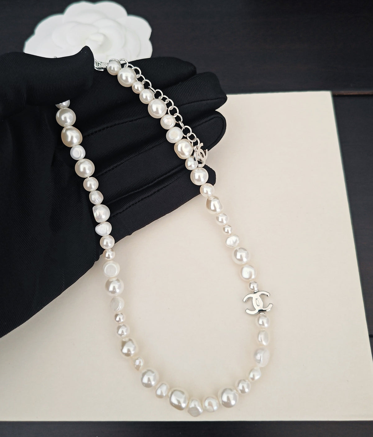 Pearl Pearl-Detail Pendant Necklace – Pearl Detail – Design 056 detail view