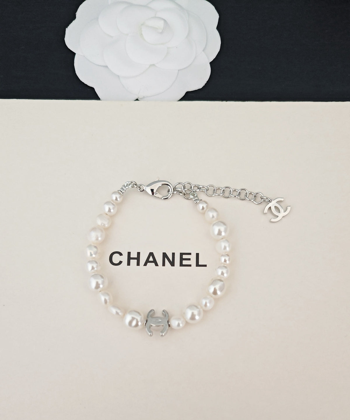 Pearl Bracelet in Gold-Tone – Pearl Detail – Design 003 detail view