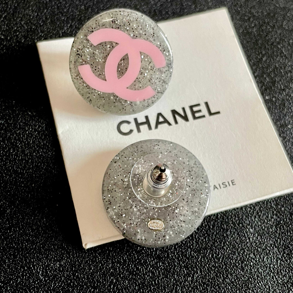 Double-C Emblem Stud Earrings in Polished Metal-Tone – Design 178 main product view