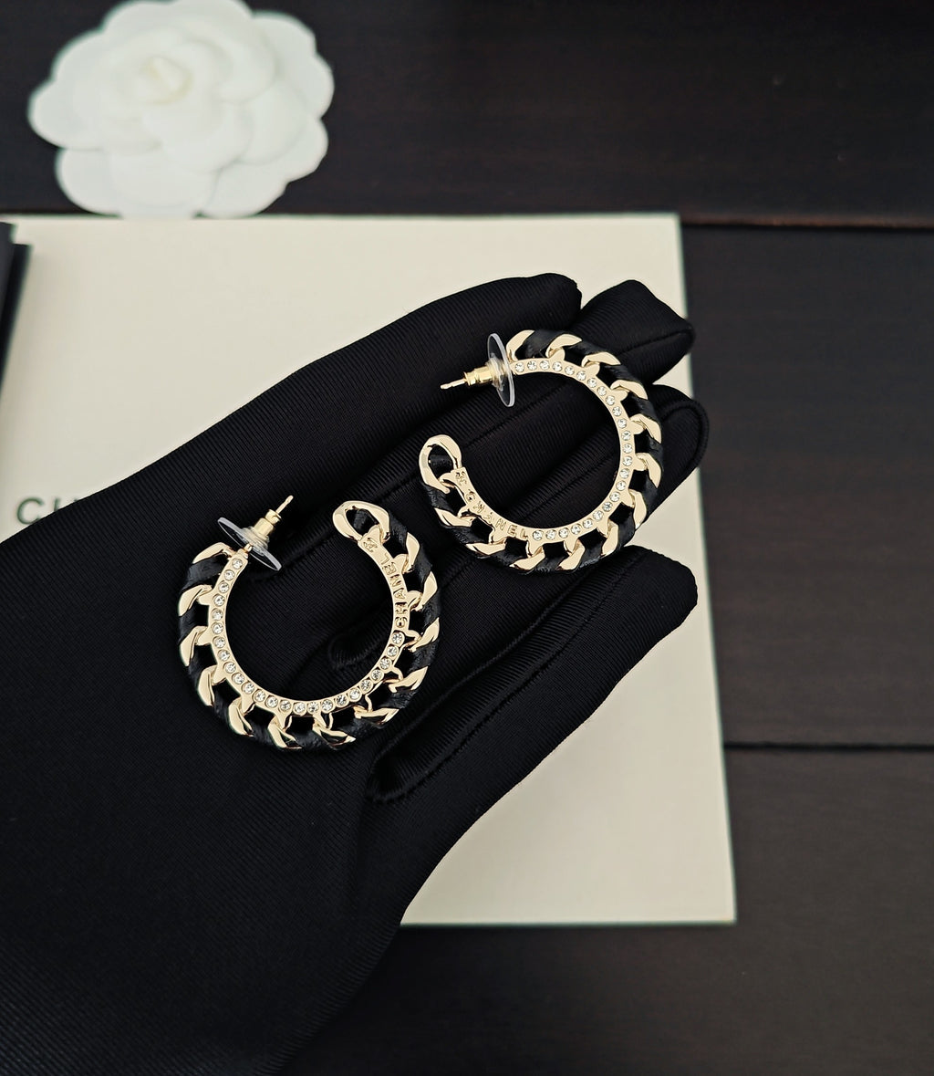 Round Jewelry Accessory in Gold-Tone – Black Detail close-up detail