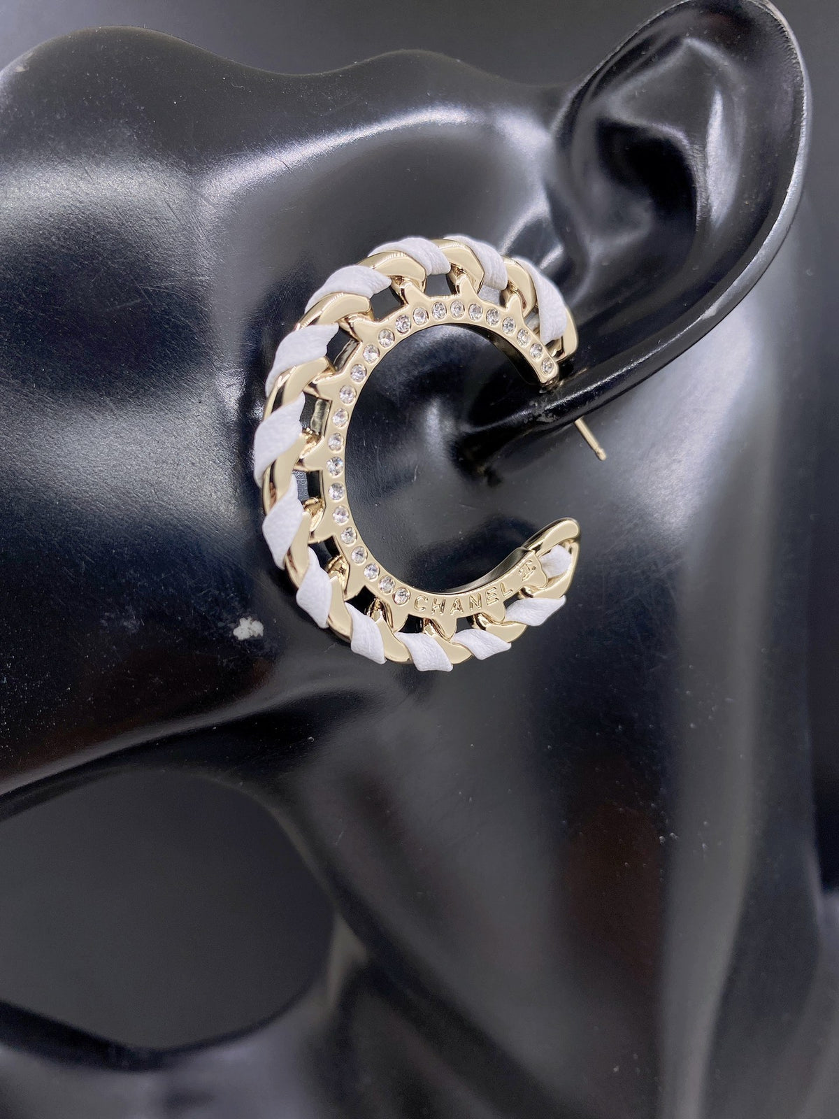Round Jewelry Accessory in Gold-Tone – Black Detail – Design 002 side detail
