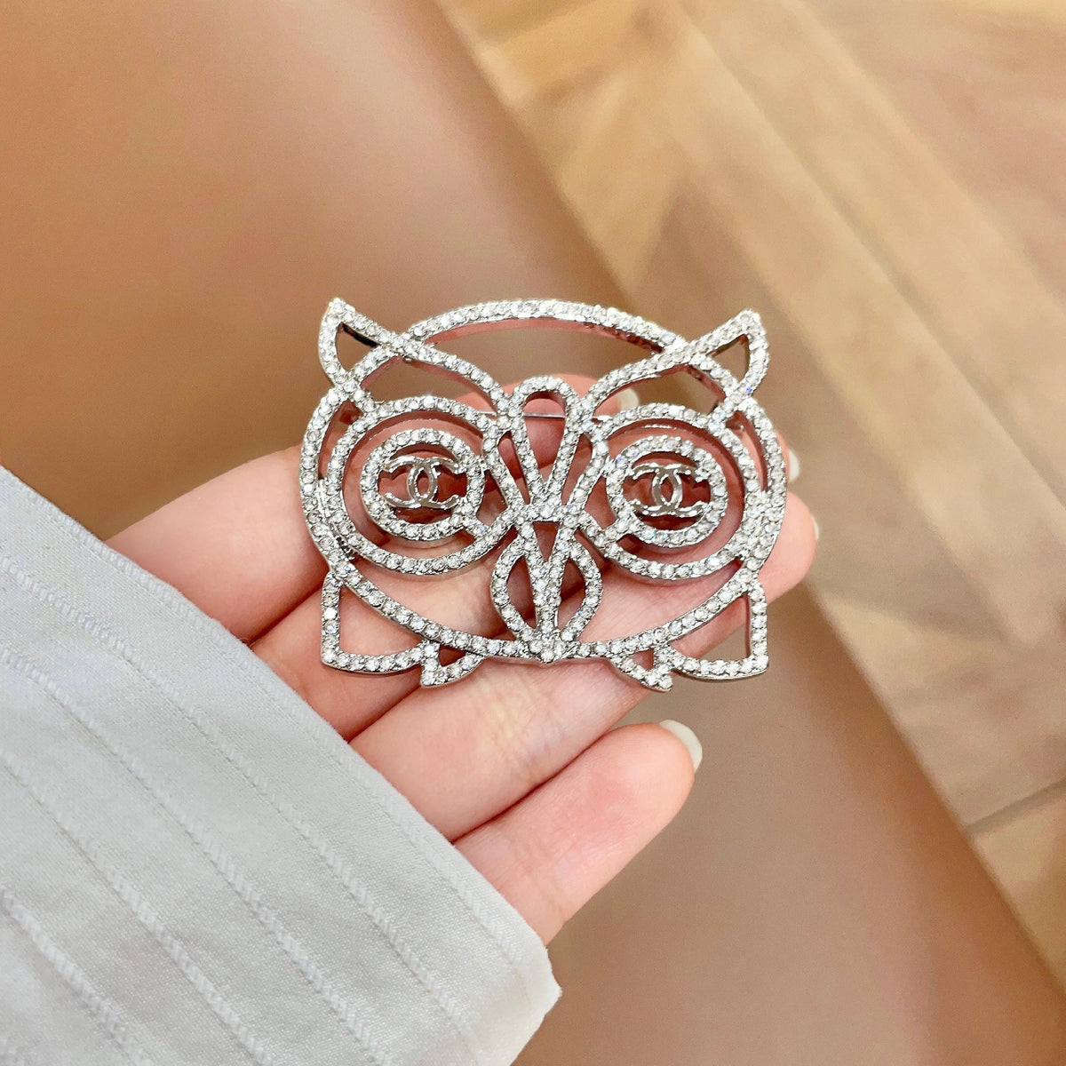 Signature Emblem Brooch in Polished Metal-Tone – Design 051 side detail
