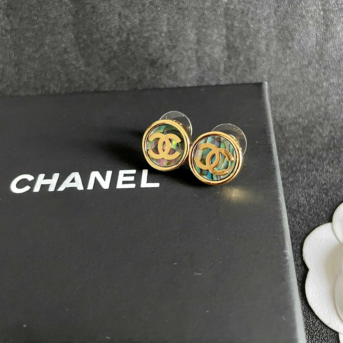 Double-C Emblem Stud Earrings in Polished Metal-Tone – Design 384 detail view
