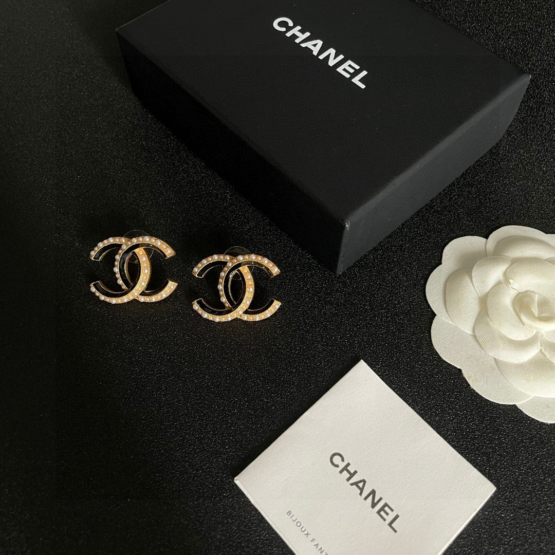 Double-C Emblem Pearl-Detail Stud Earrings – Pearl Detail – Design 031 close-up detail