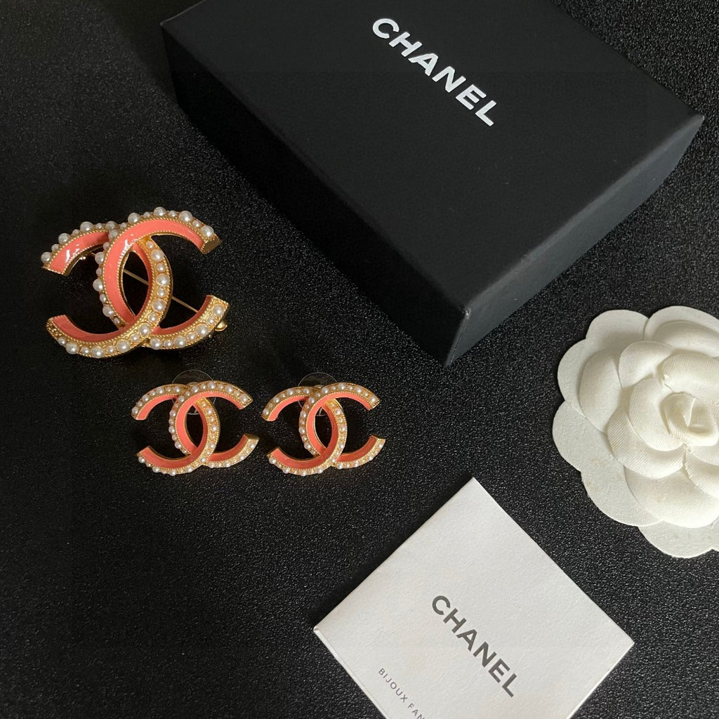 Double-C Emblem Pearl-Detail Stud Earrings – Pearl Detail – Design 030 side detail