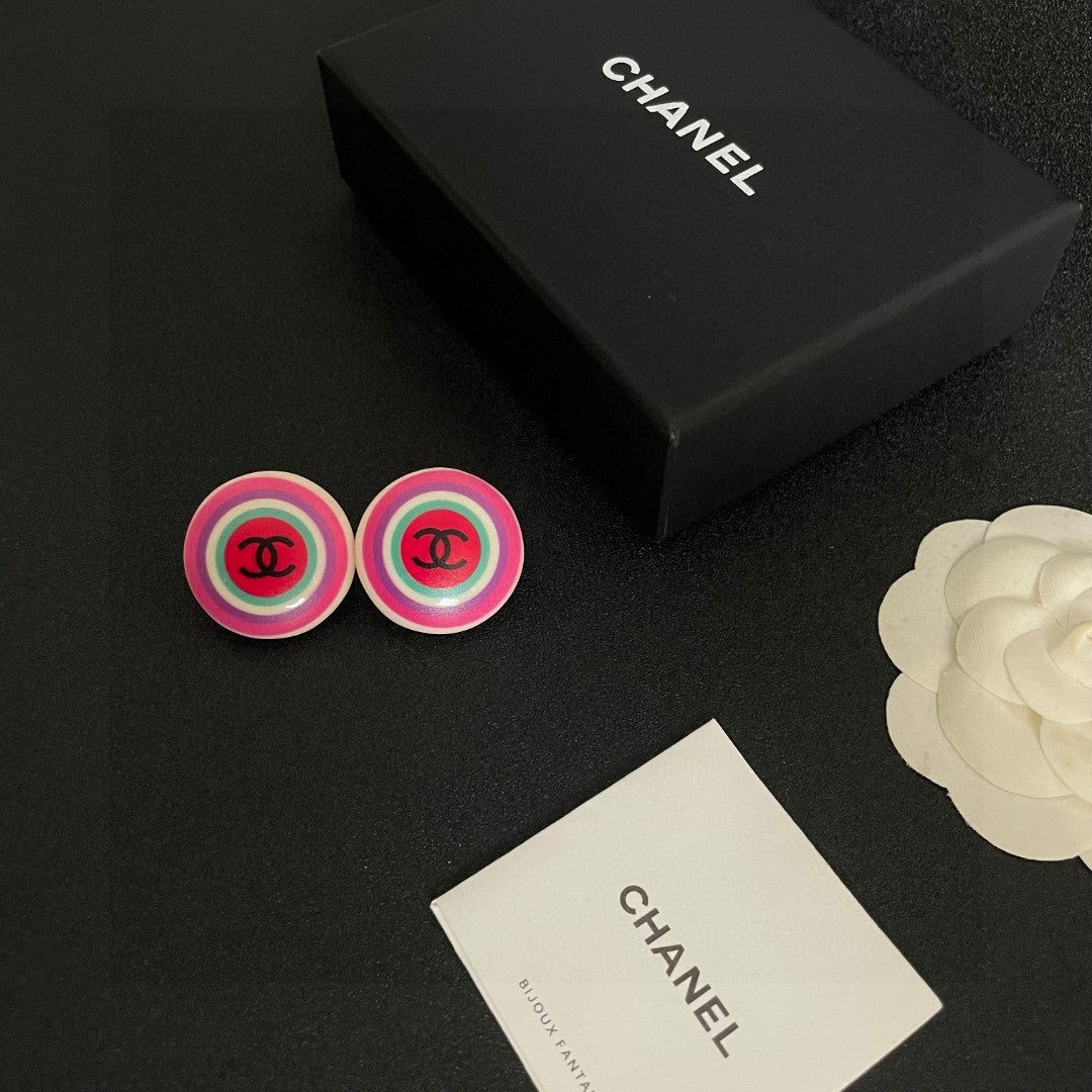 Double-C Emblem Stud Earrings in Polished Metal-Tone – Design 079 close-up detail