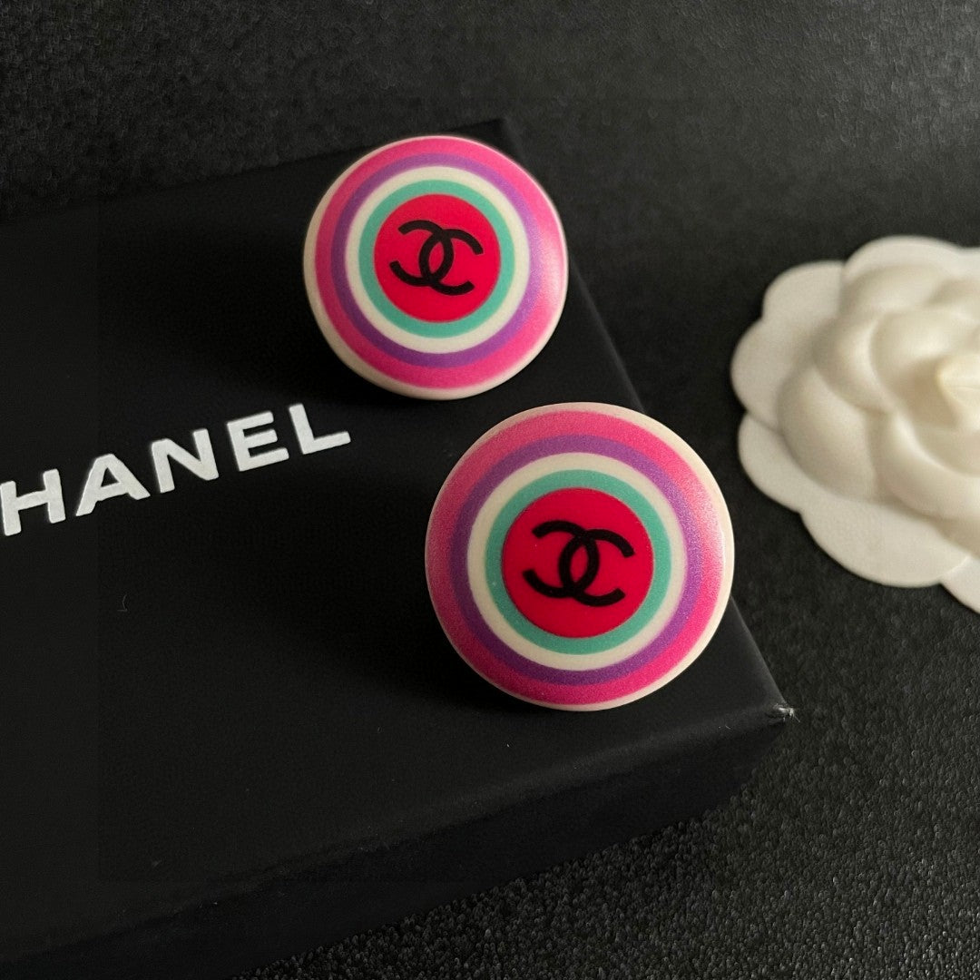 Double-C Emblem Stud Earrings in Polished Metal-Tone – Design 399 detail view