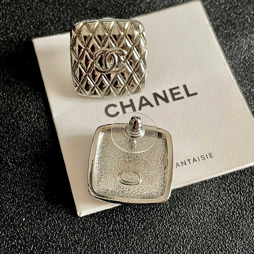 Double-C Emblem Stud Earrings in Polished Metal-Tone – Design 425 main product view