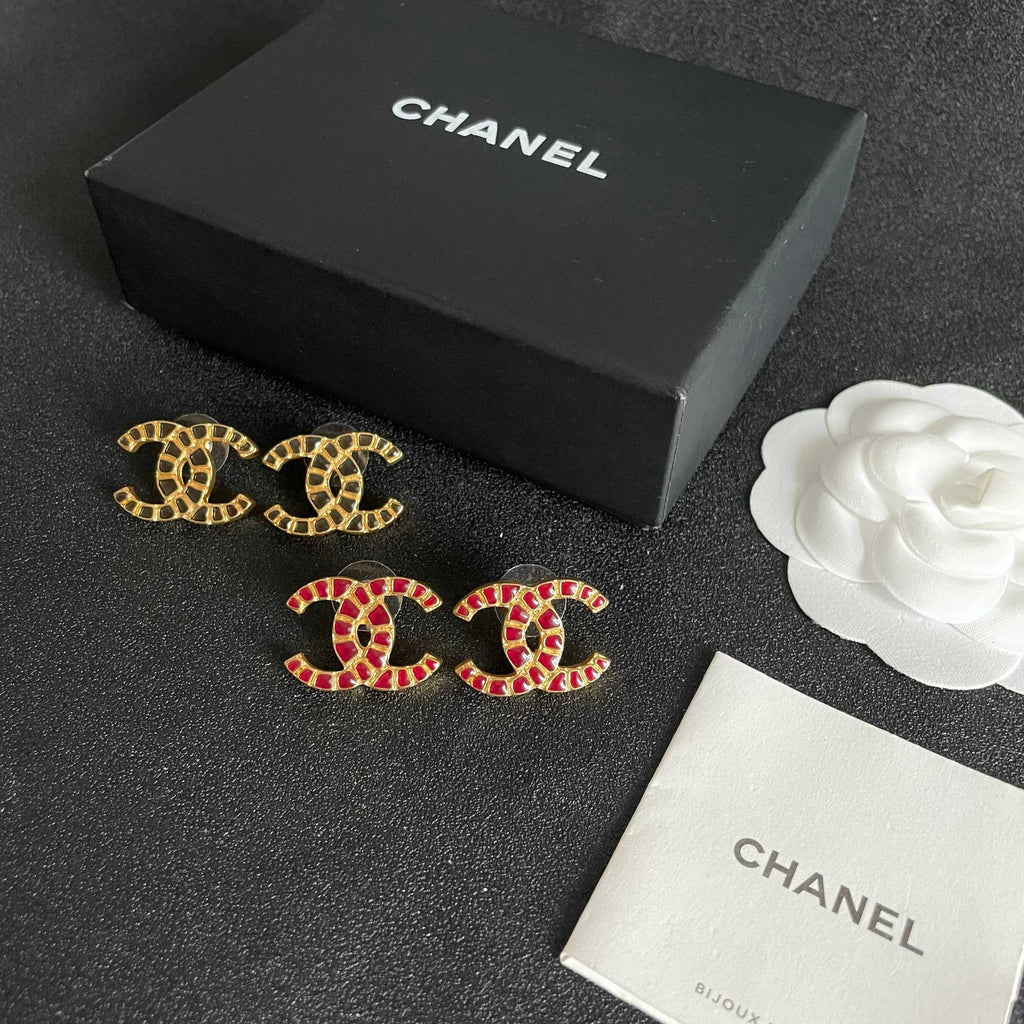 Double-C Emblem Stud Earrings in Polished Metal-Tone – Design 423 close-up detail
