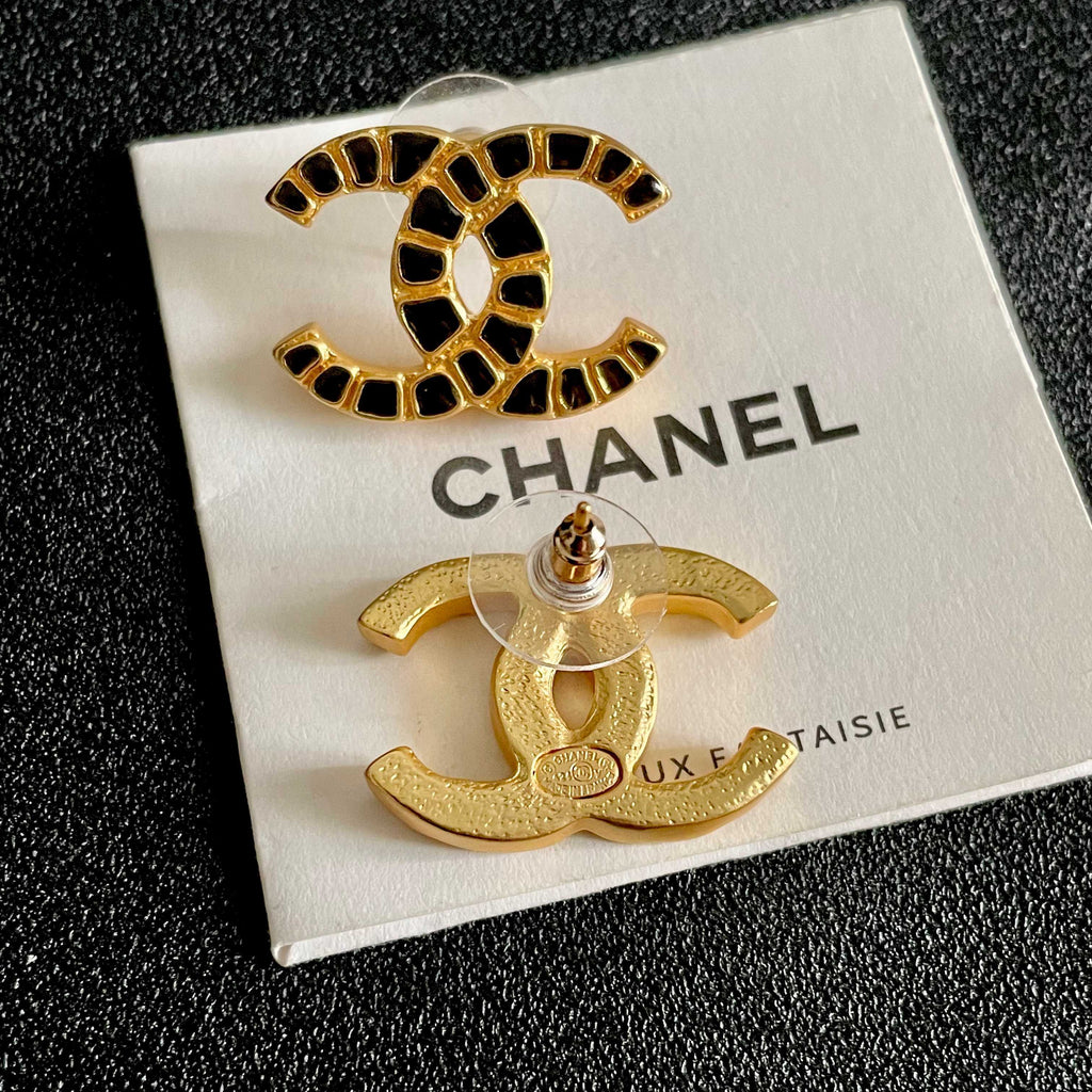 Double-C Emblem Stud Earrings in Polished Metal-Tone – Design 076 main product view