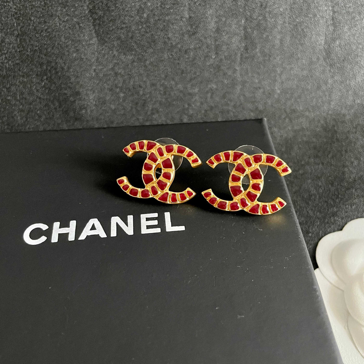 Double-C Emblem Stud Earrings in Polished Metal-Tone – Design 394 detail view
