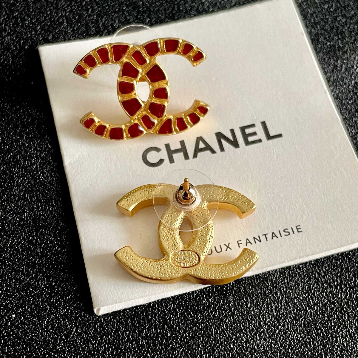 Double-C Emblem Stud Earrings in Polished Metal-Tone – Design 395 main product view