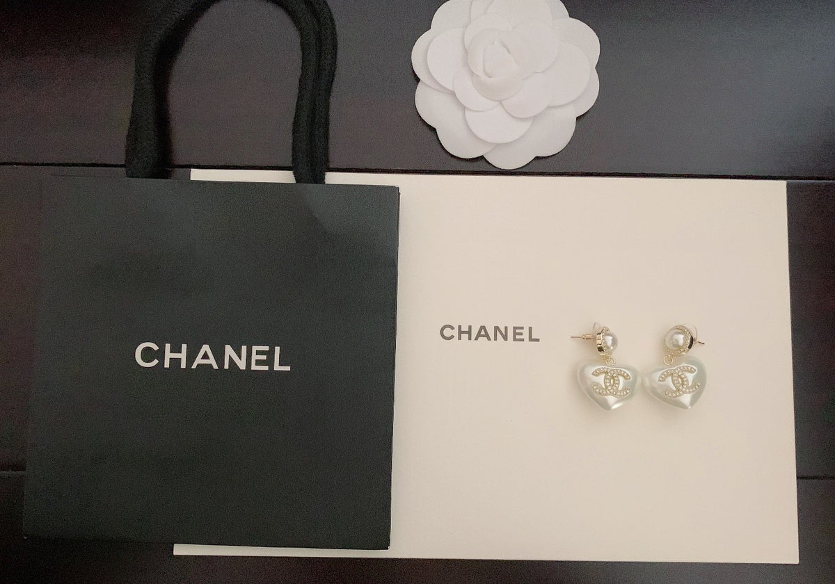 Heart Pearl-Detail Statement Earrings – Pearl Detail detail view