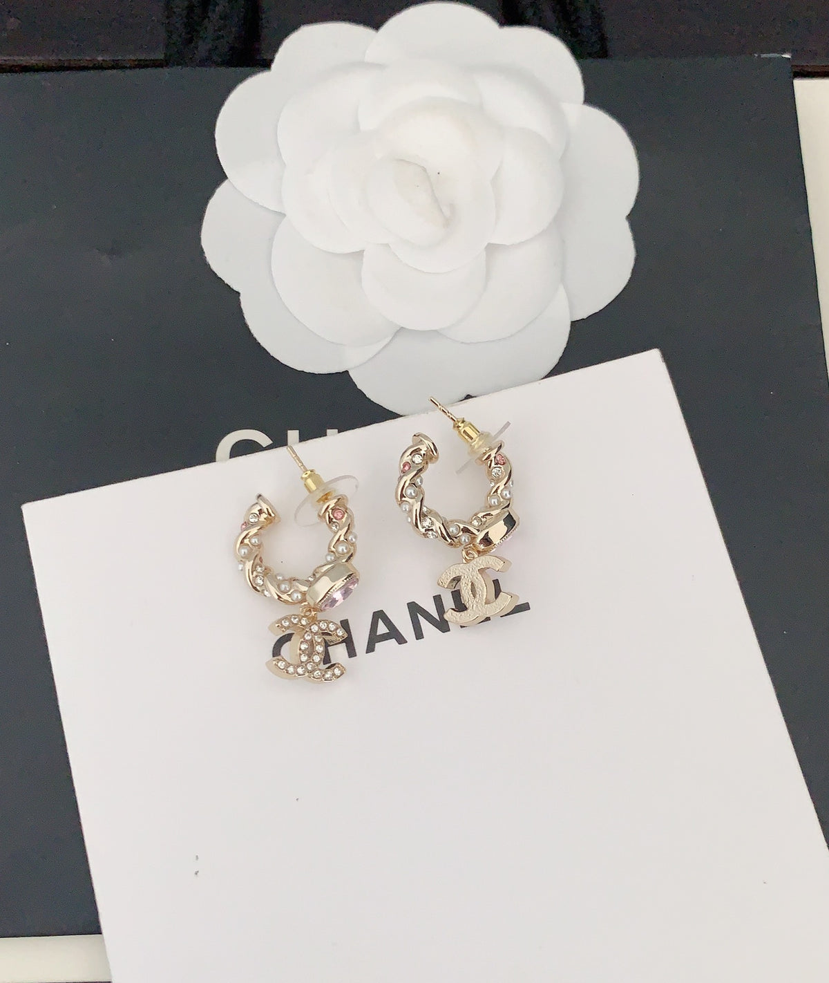 Pearl Jewelry Accessory in Gold-Tone – Pearl Detail – Design 003 detail view