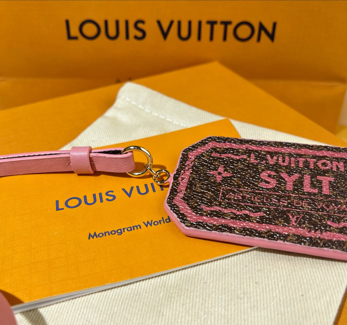 Geometric Emblem Fashion Accessory – Pink Detail side detail