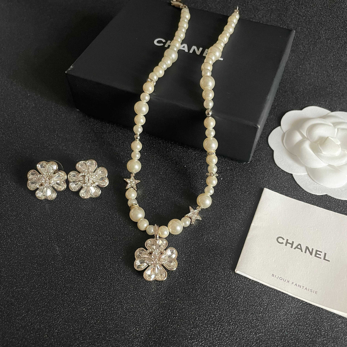 Letter Pendant Necklace in Polished Metal-Tone – Design 018 close-up detail
